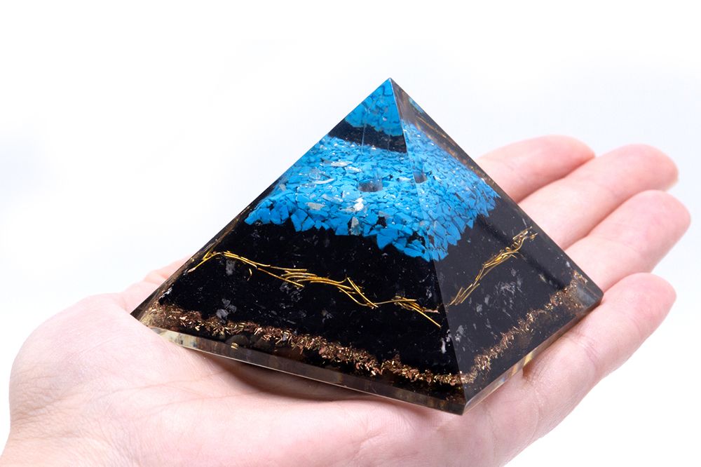 Orgonit Pyramide 70mm - Türkis und Schwarzer Turmalin
