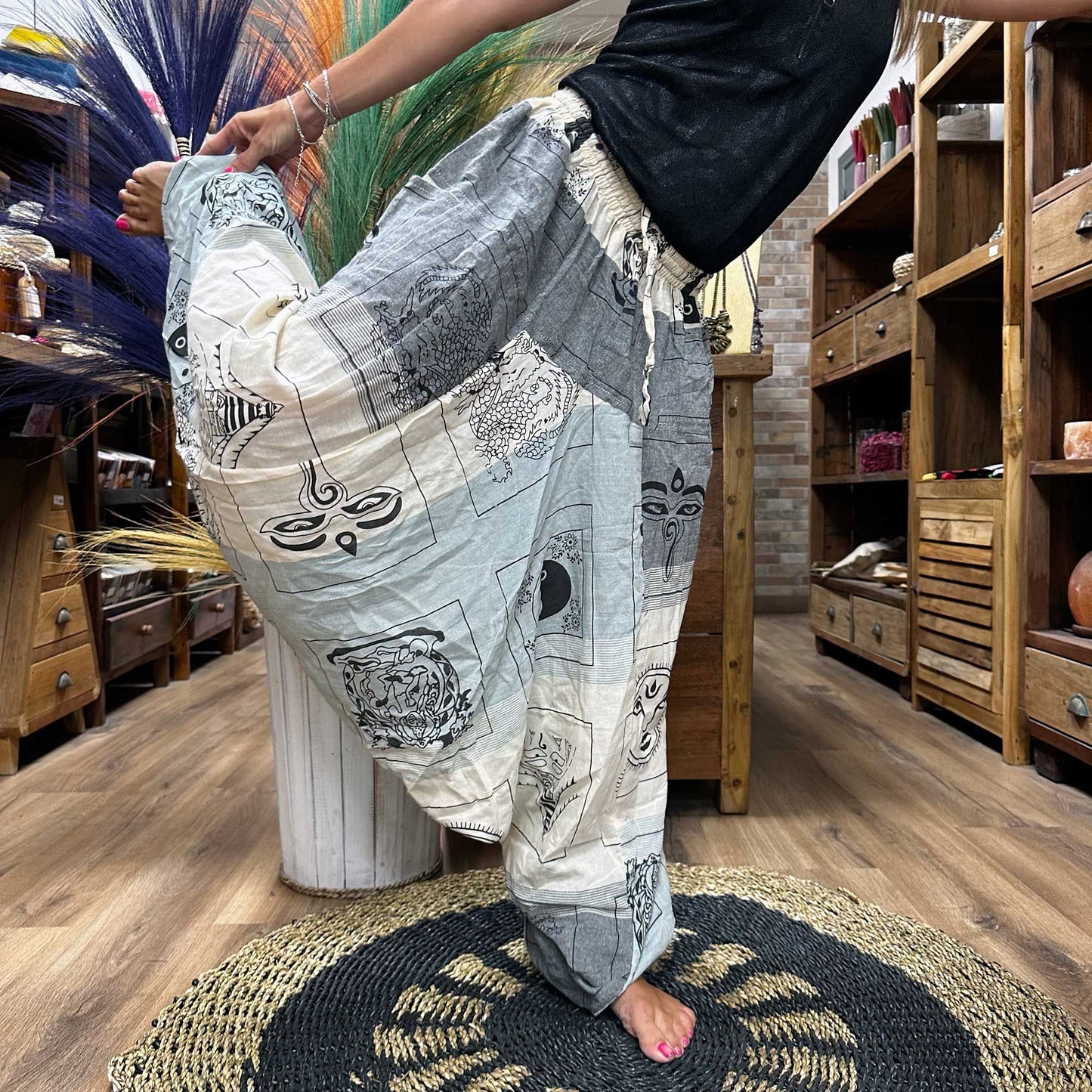 Graue Yoga- und Festivalhose - Aladdin Himalaya-Druck