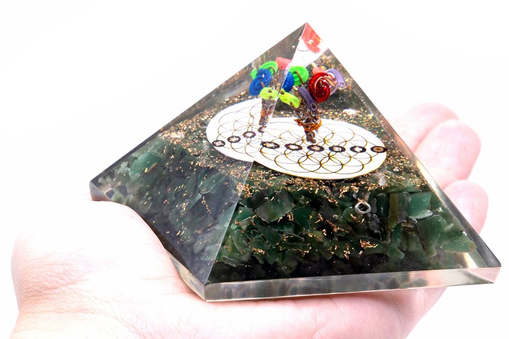 Orgonit Pyramide 70mm - Grüner Aventurin und Blume des Lebens