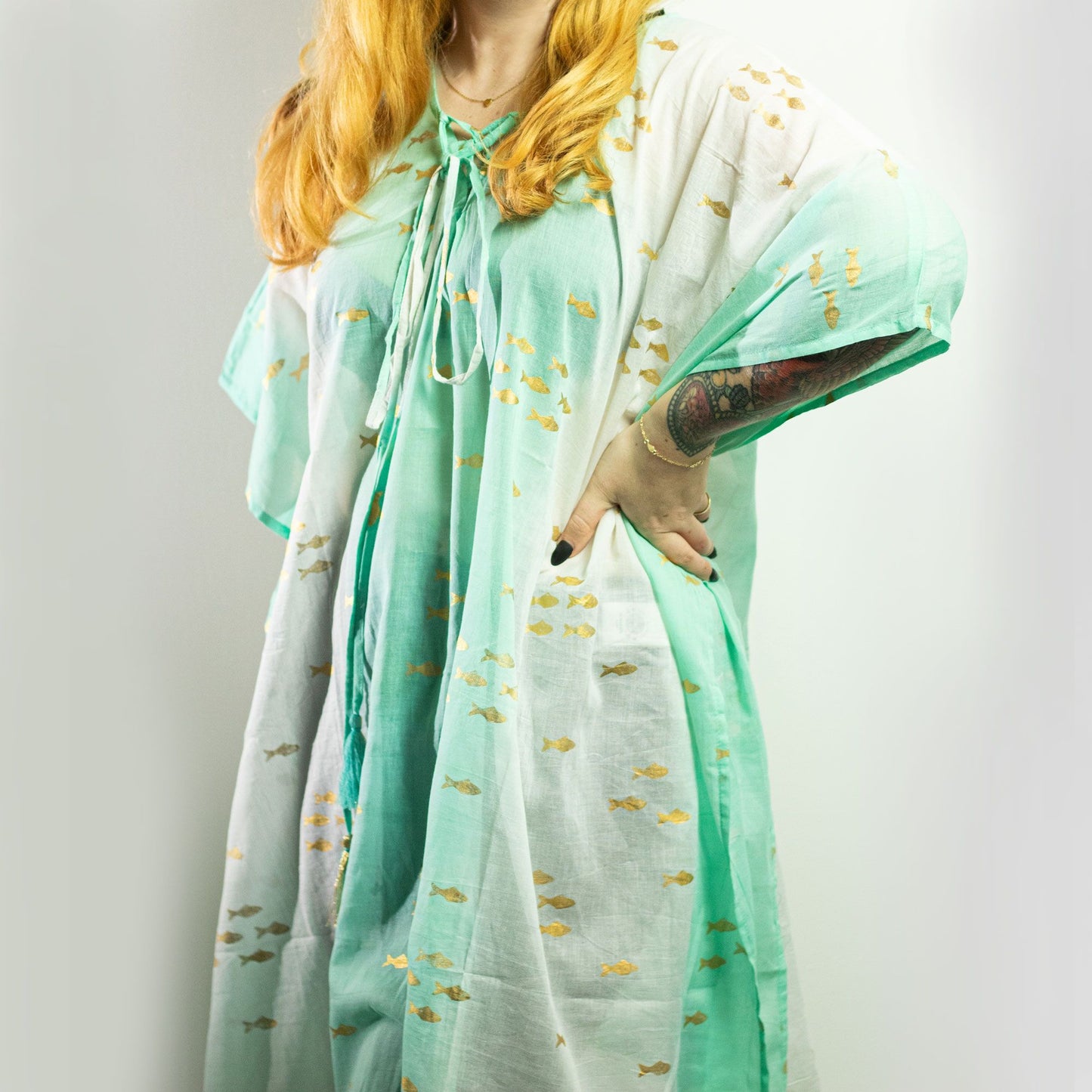 Nomad Sari On the Med Kaftan - Weiß & Türkis & Gold mit Fisch-Design