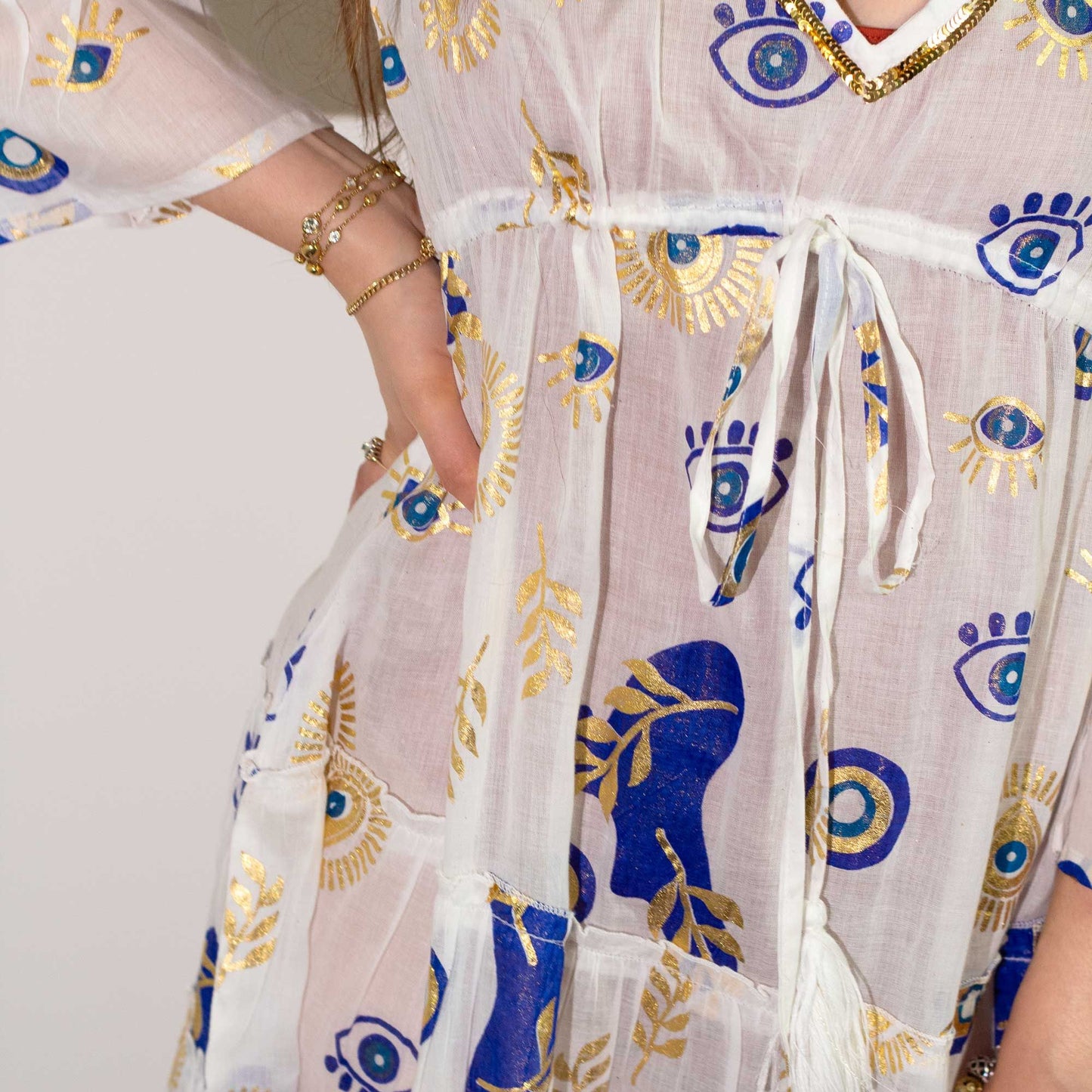 (ML) Nomad Sari On the Med Kleid - Weiß, Blau & Gold mit Bösem Blick Design